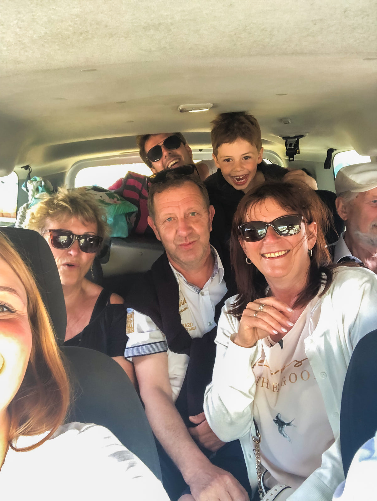 Meine ganze Familie im Auto auf der Insel Ischia. Familien urlaub mit Limoncello