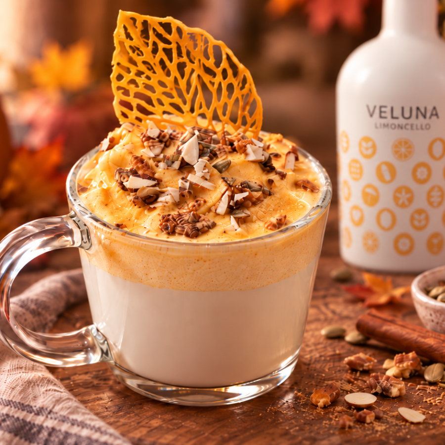 Pumpkin Spiced Latte mit VELUNA Limoncello und Kürbissahne. Leckerer Herbst Drink