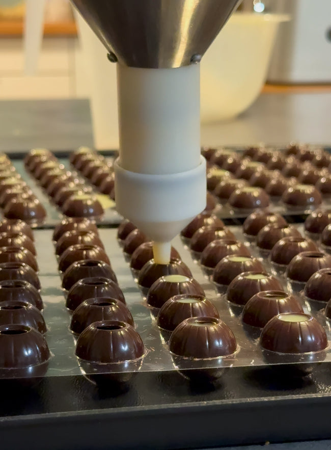 VELUNA Limoncello Pralinen mit Zartbitter Schokolade und Minze werden befüllt