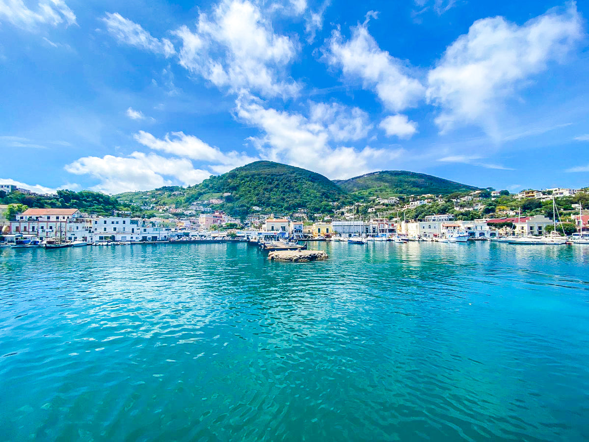 Vom Boot aus fotografierter Hafen von Ischia