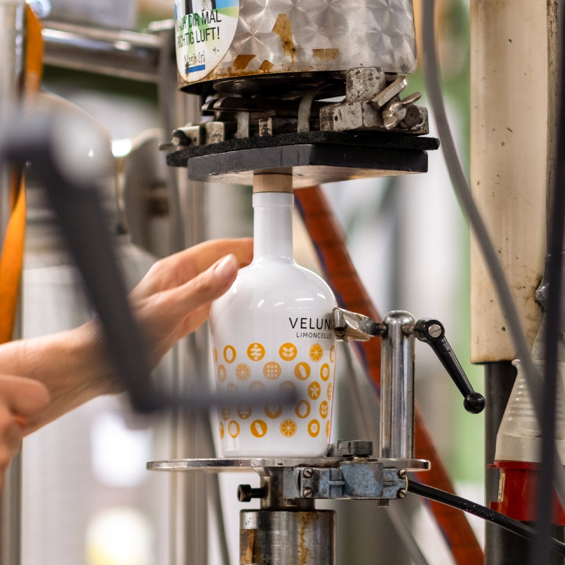 VELUNA Limoncello Flasche wird verkorkt