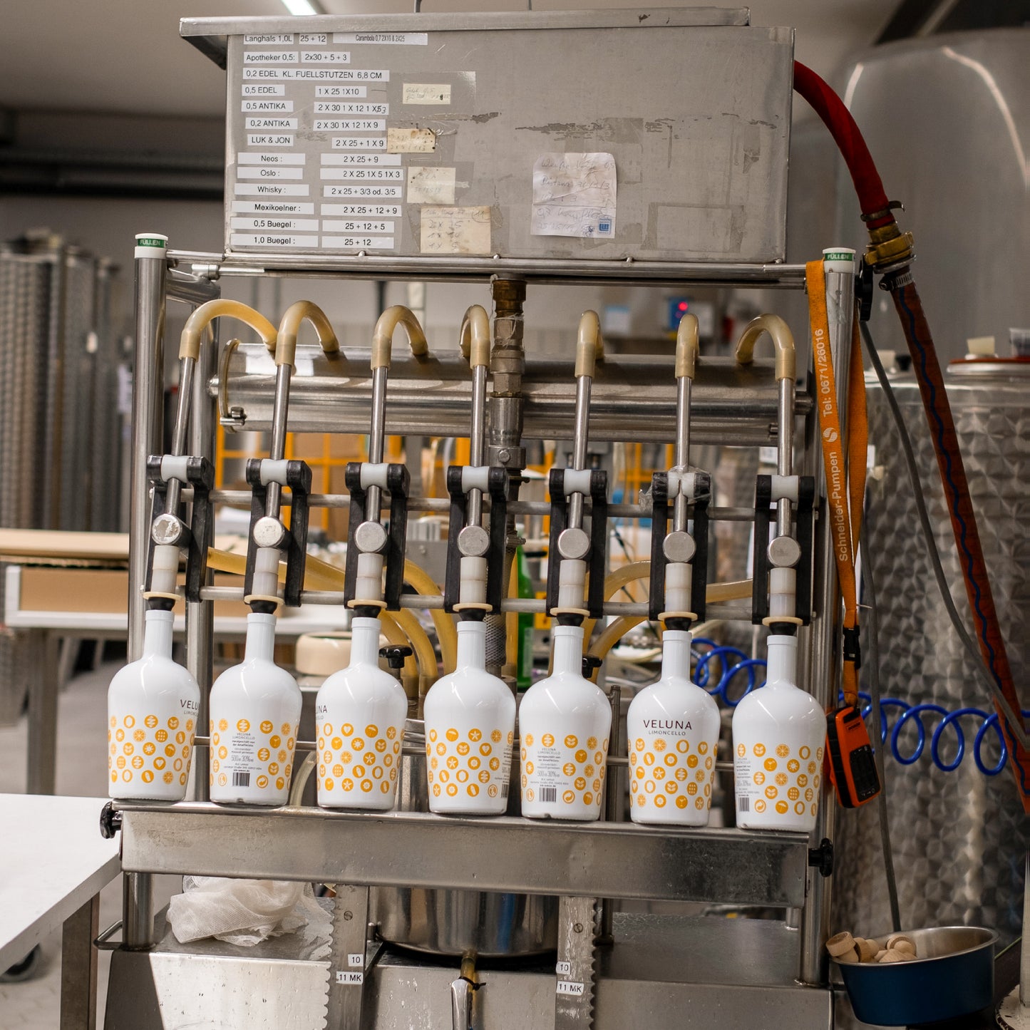 Veluna Limoncello wird abgefüllt
