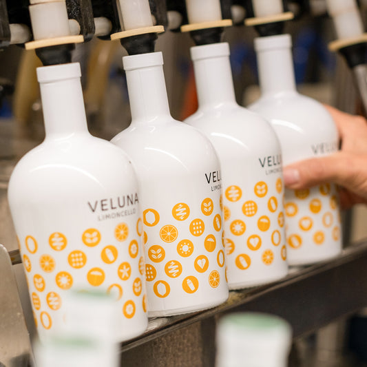 VELUNA Limoncello bei der handwerklichen Abfüllung